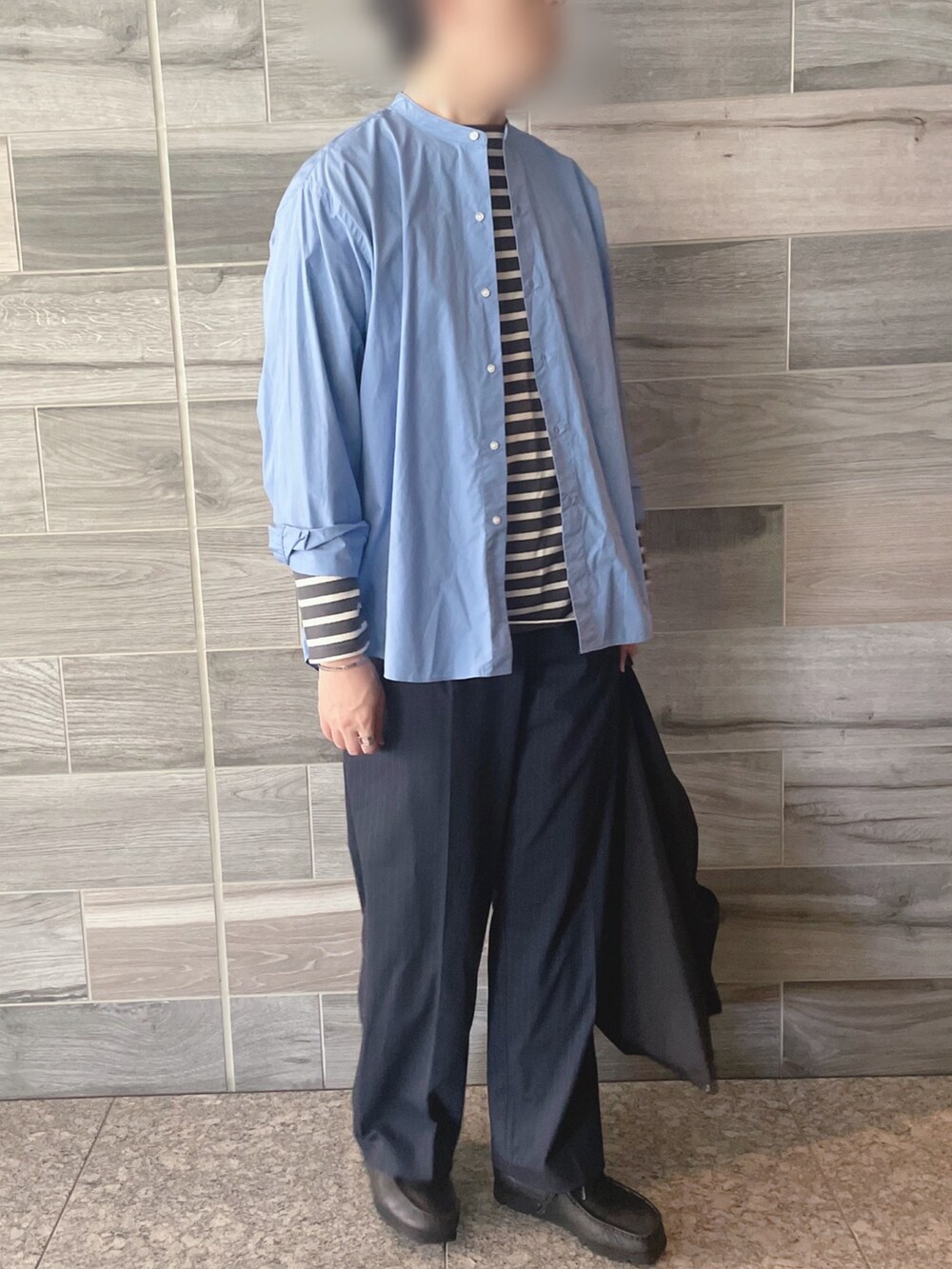 ブルー系のシャツ/ブラウス、ホワイト系のTシャツ/カットソー、ブルー系のスラックスを着用したメンズの春コーディネートの2枚目の写真