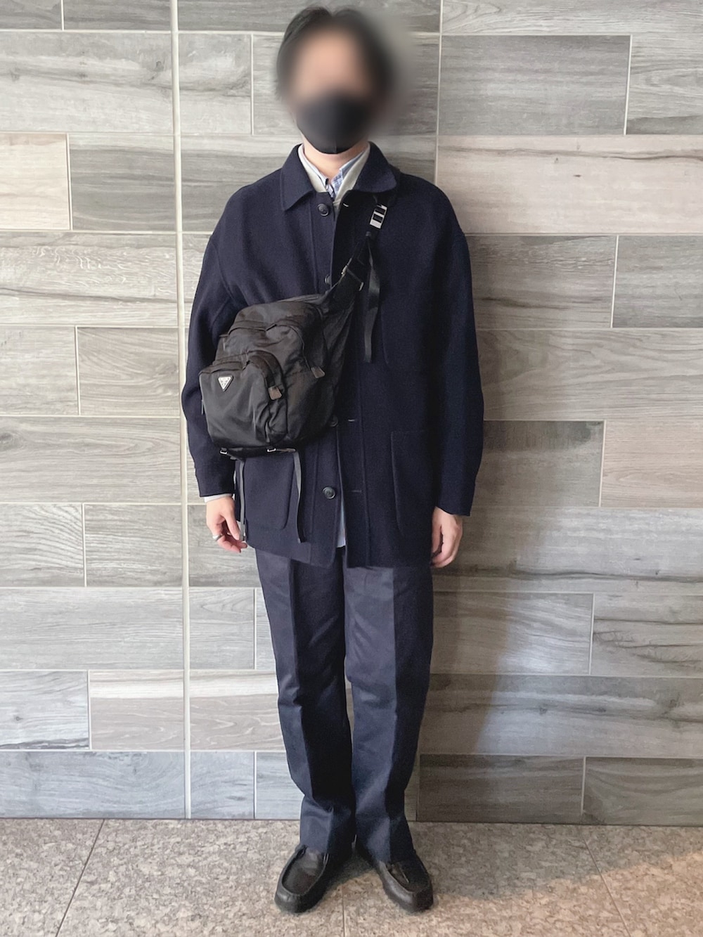 ブルー系のカバーオール、グレー系のスウェット、ブルー系のシャツ/ブラウスを着用したメンズの冬コーディネートの4枚目の写真