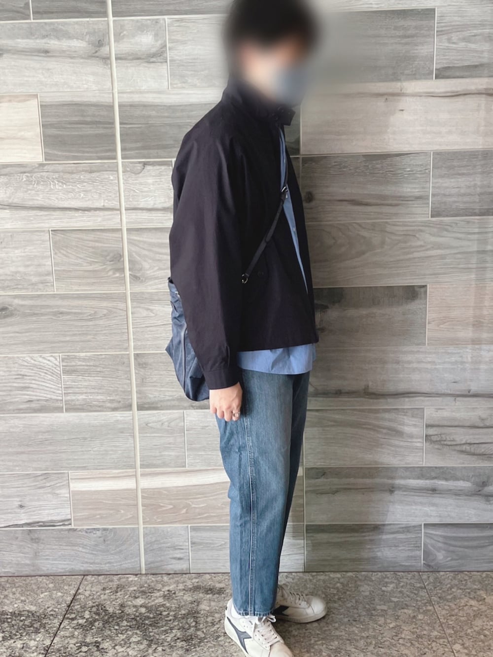 ブルー系のブルゾン、ブルー系のシャツ/ブラウス、ブルー系のトートバッグを着用したメンズの春コーディネートの2枚目の写真