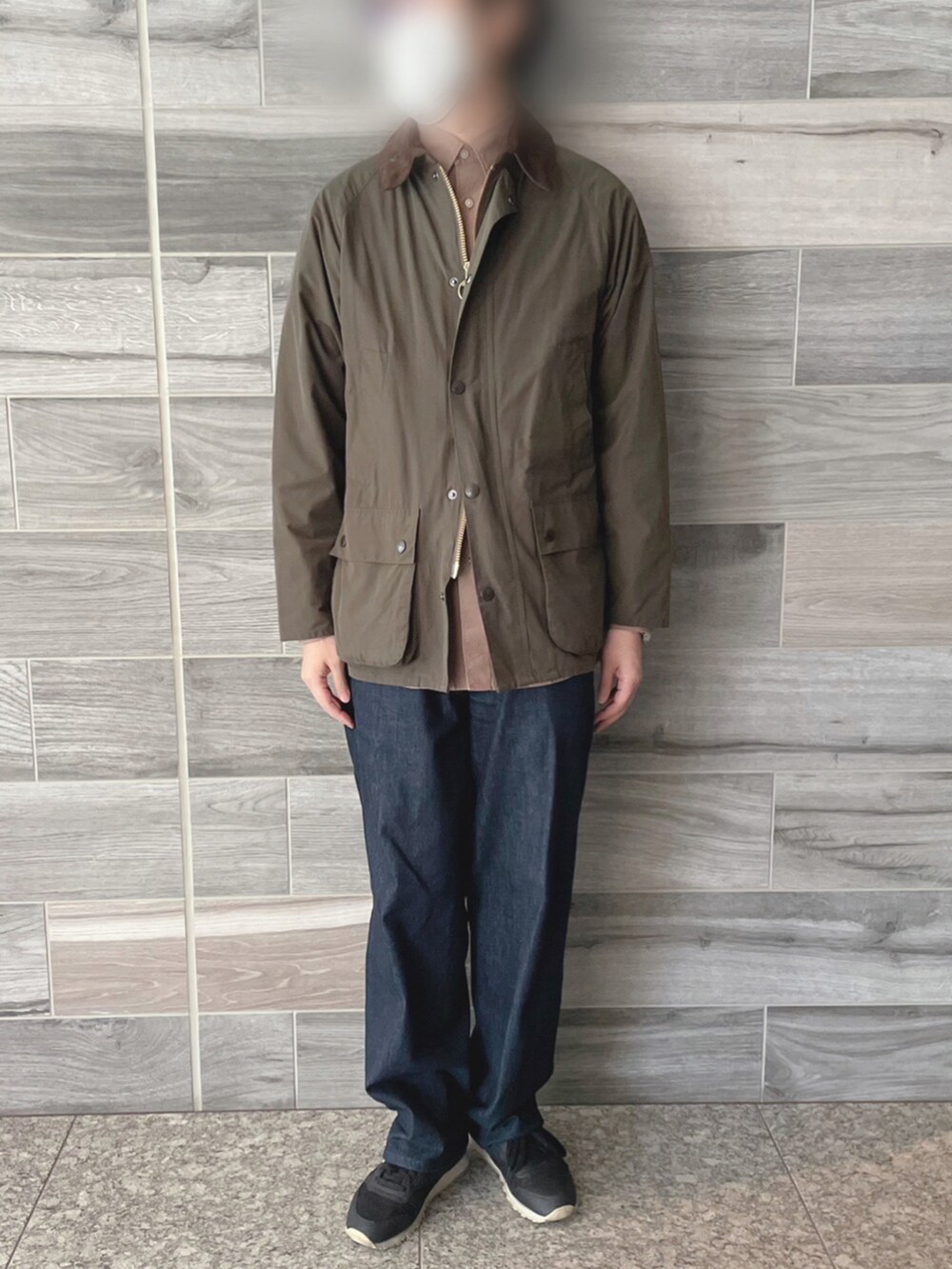 グリーン系のブルゾン、ブラウン系のシャツ/ブラウス、ブルー系のデニムパンツを着用したメンズの春コーディネートの2枚目の写真