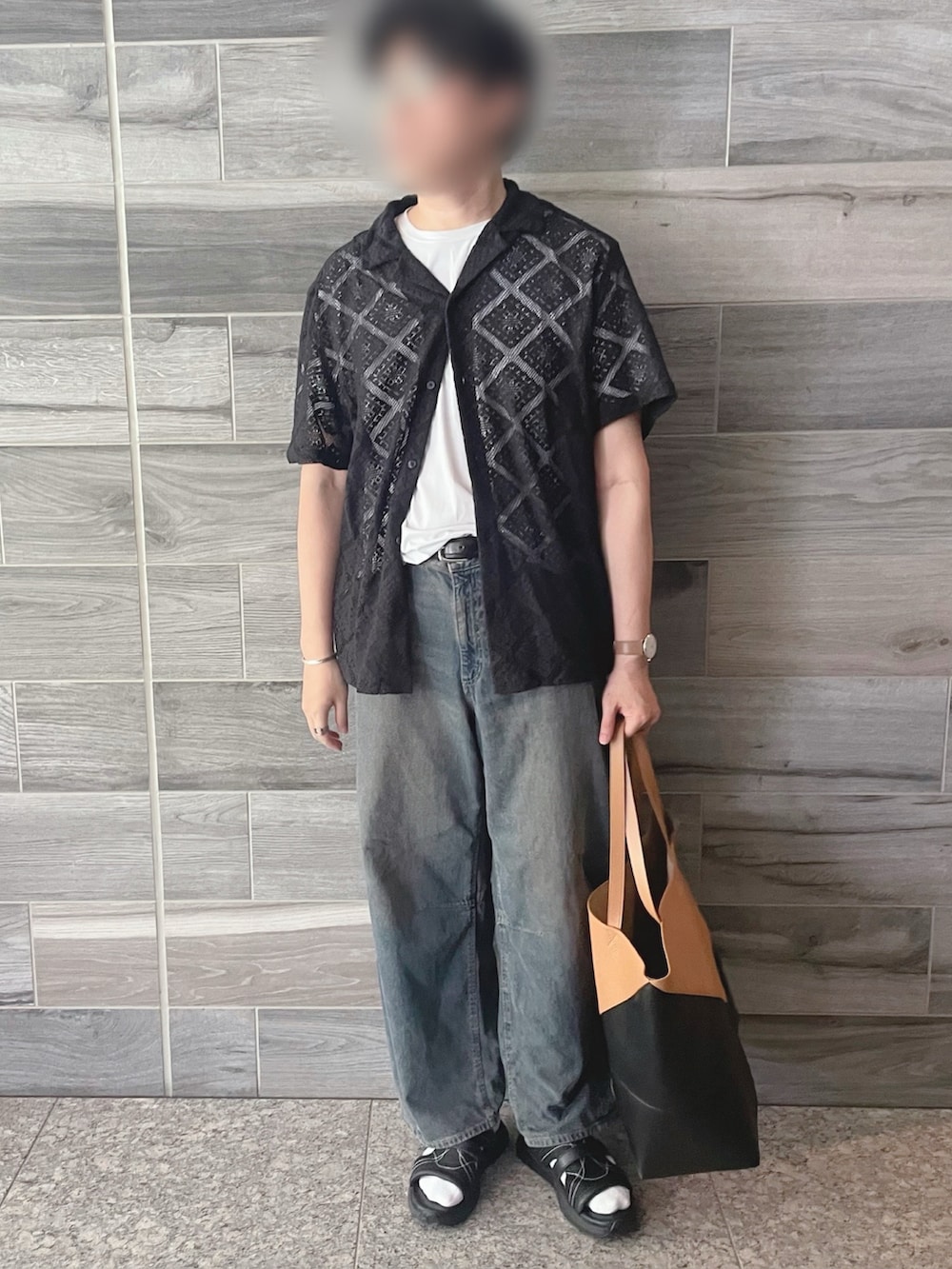 ブラック系のシャツ/ブラウス、ブルー系のデニムパンツ、ブラック系のサンダルを着用したメンズの秋コーディネートの2枚目の写真