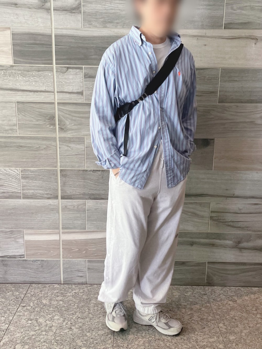 ブルー系のシャツ/ブラウス、グレー系のスウェットパンツ、グレー系のスニーカーを着用したメンズの秋コーディネートの3枚目の写真