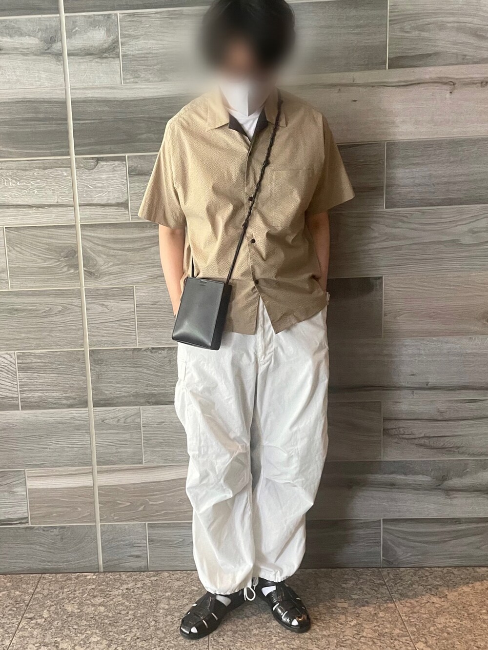 ベージュ系のシャツ/ブラウス、ホワイト系のカーゴパンツ、ブラック系のショルダーバッグを着用したメンズの夏コーディネートの3枚目の写真