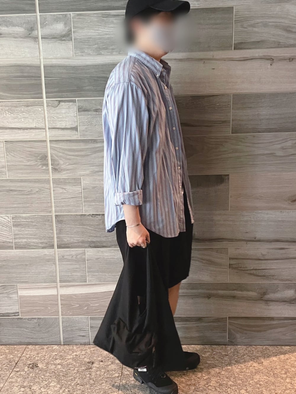 ブルー系のシャツ/ブラウス、ブラック系のパンツ、ブラック系のトートバッグを着用したメンズの夏コーディネートの2枚目の写真