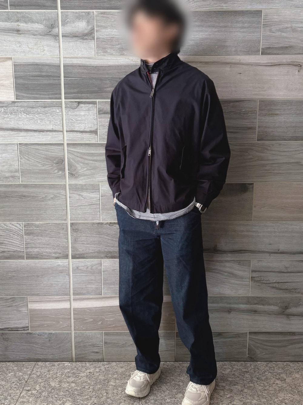 ブルー系のブルゾン、その他のTシャツ/カットソー、ブルー系のデニムパンツを着用したメンズの冬コーディネートの2枚目の写真