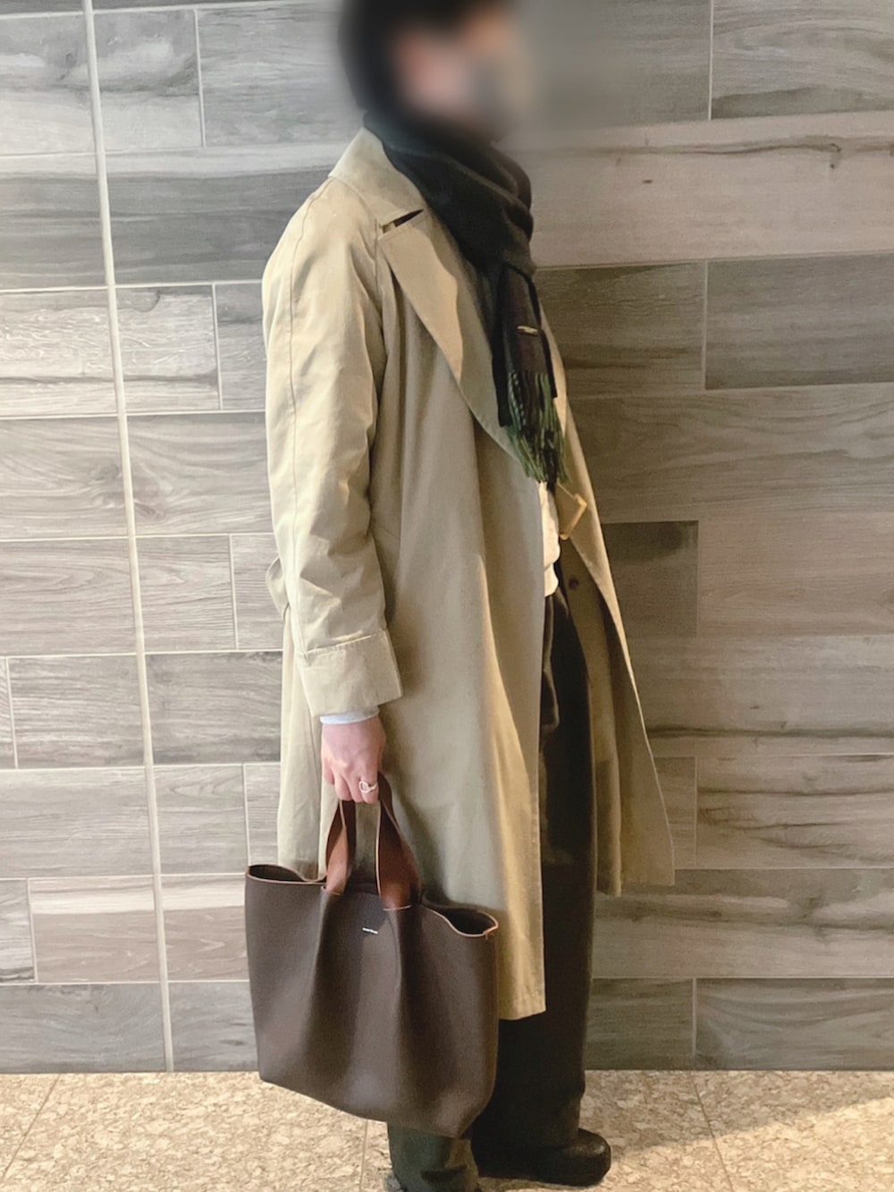 ベージュ系のトレンチコート、グレー系のスウェット、グリーン系のその他パンツを着用したメンズの冬コーディネートの2枚目の写真