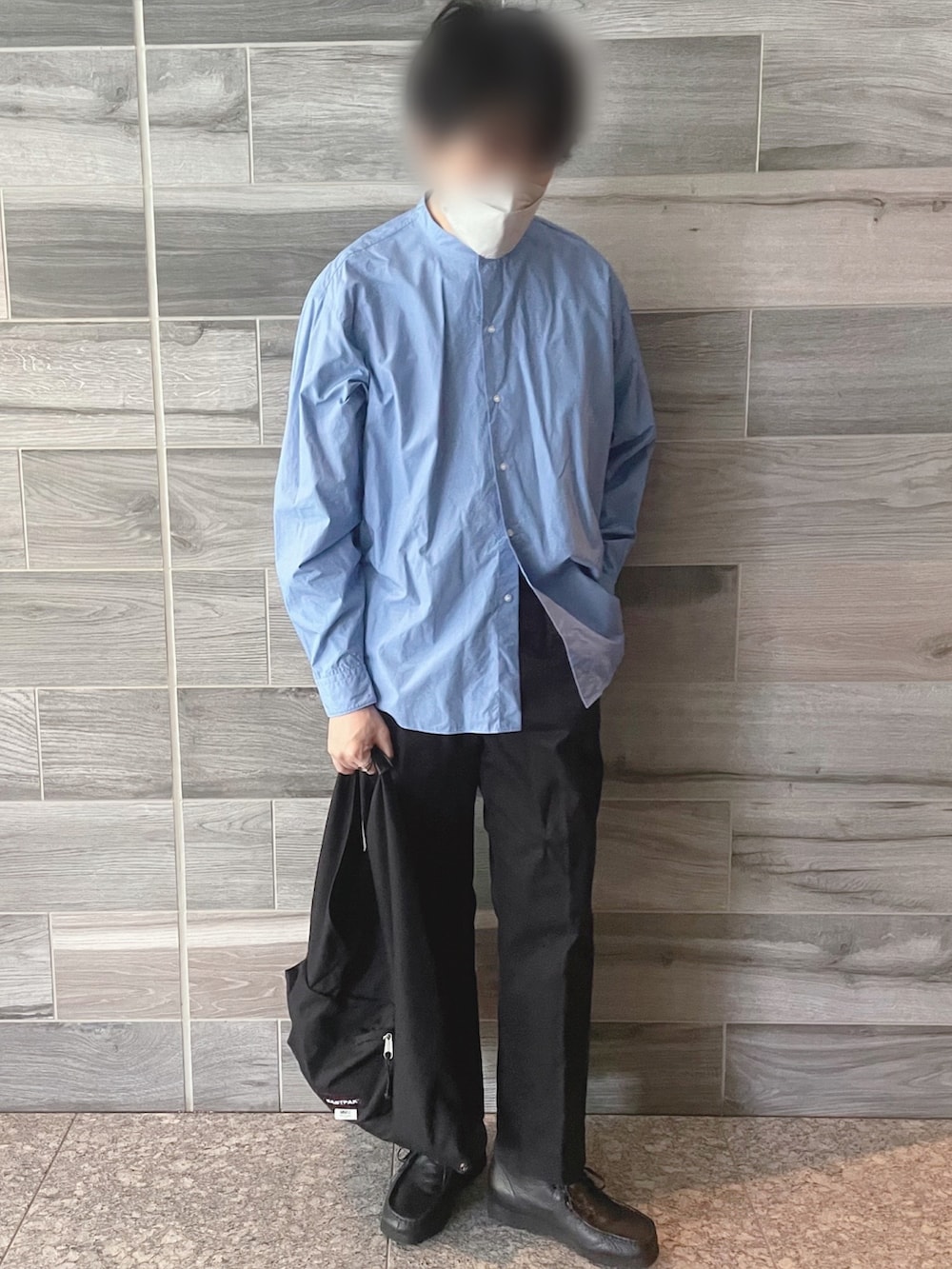 ブルー系のシャツ/ブラウス、ブラック系のスラックス、ブラック系のトートバッグを着用したメンズの秋コーディネートの3枚目の写真