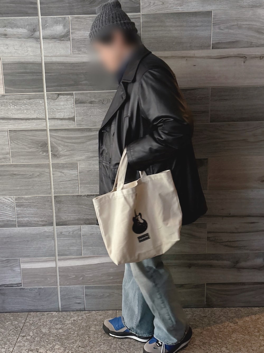 ブラック系のピーコート、ブルー系のシャツ/ブラウス、その他のTシャツ/カットソーを着用したメンズの冬コーディネートの2枚目の写真