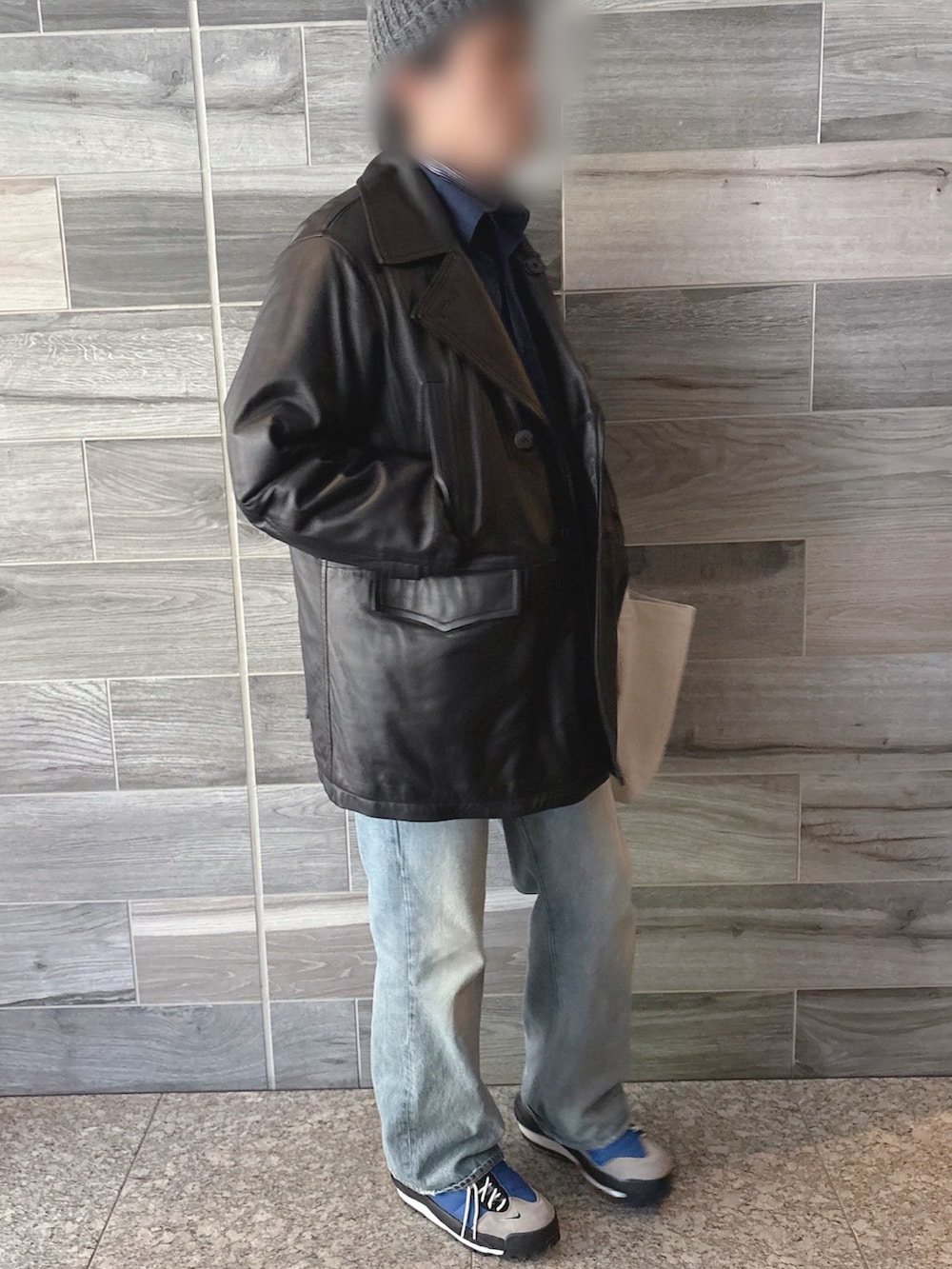 ブラック系のピーコート、ブルー系のシャツ/ブラウス、その他のTシャツ/カットソーを着用したメンズの冬コーディネートの3枚目の写真