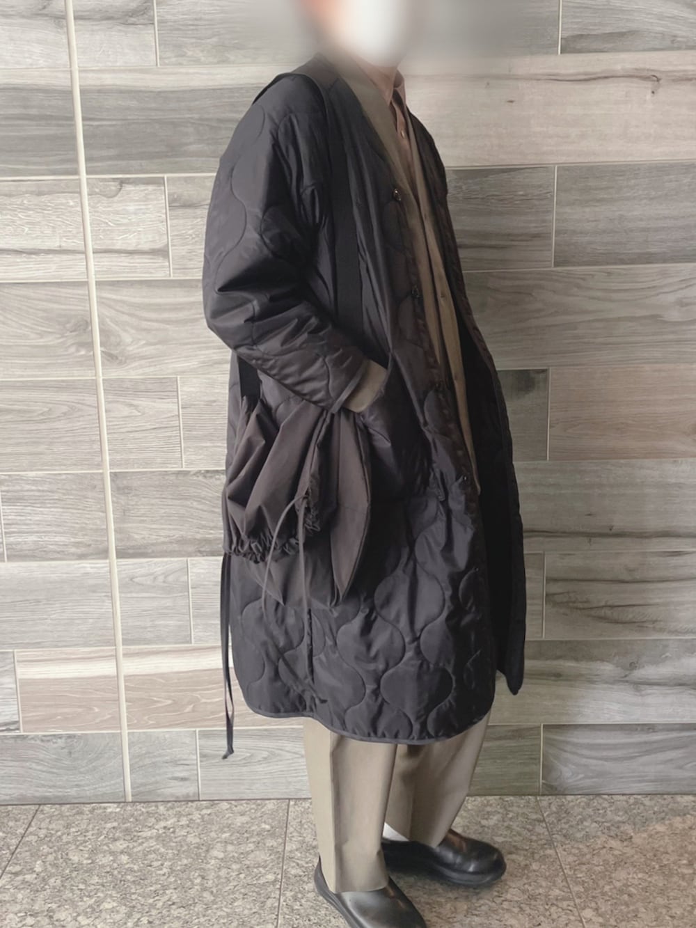 ブラック系のその他アウター、グリーン系のカーディガン/ボレロ、ブラウン系のシャツ/ブラウスを着用したメンズの冬コーディネートの2枚目の写真