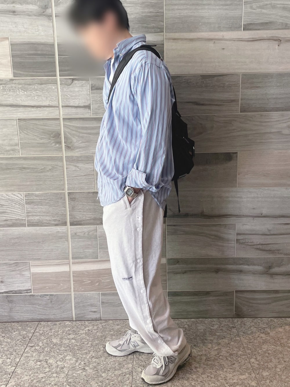 ブルー系のシャツ/ブラウス、グレー系のスウェットパンツ、グレー系のスニーカーを着用したメンズの秋コーディネートの2枚目の写真