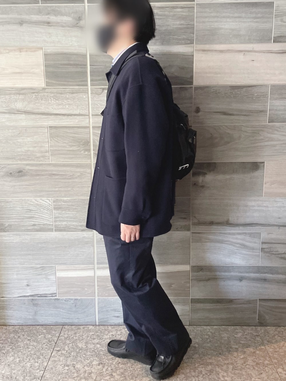 ブルー系のカバーオール、グレー系のスウェット、ブルー系のシャツ/ブラウスを着用したメンズの冬コーディネートの2枚目の写真