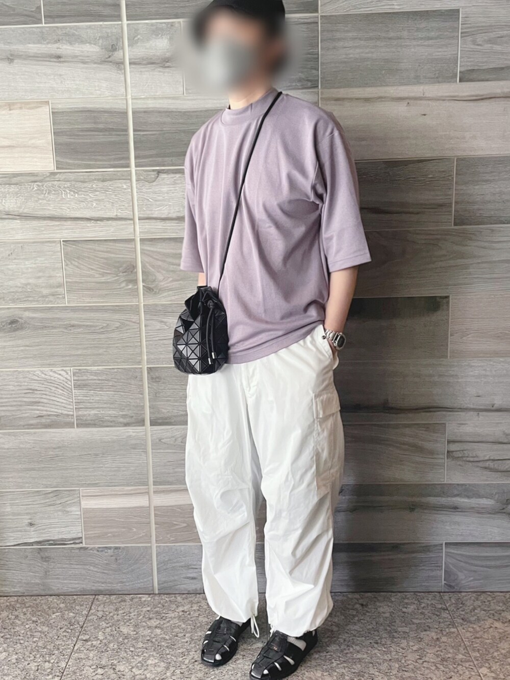 パープル系のTシャツ/カットソー、ホワイト系のカーゴパンツ、ブラック系のサンダルを着用したメンズの夏コーディネートの3枚目の写真