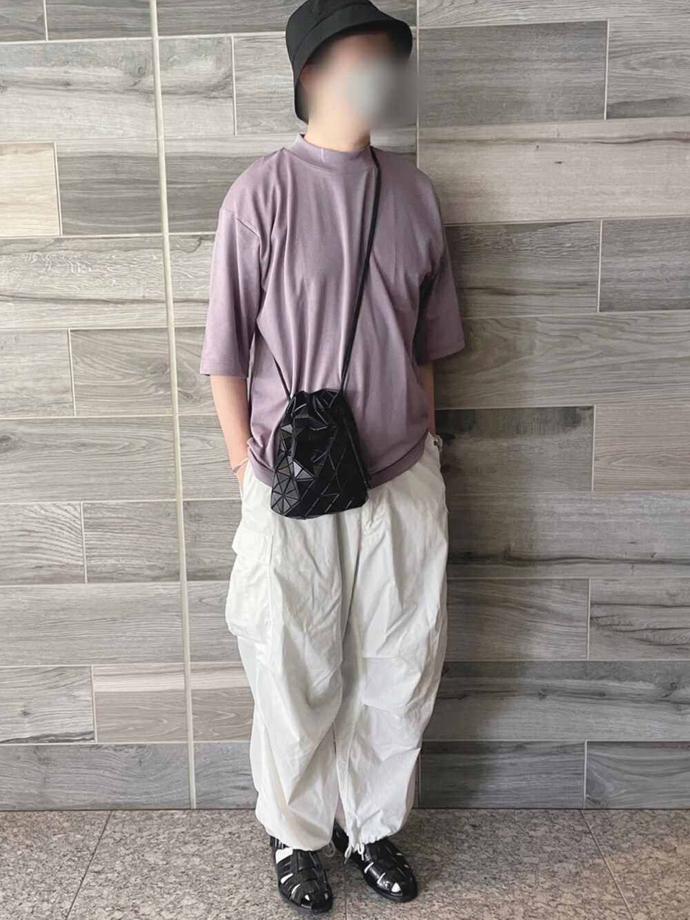 パープル系のTシャツ/カットソー、ホワイト系のカーゴパンツ、ブラック系のサンダルを着用したメンズの夏コーディネートの2枚目の写真