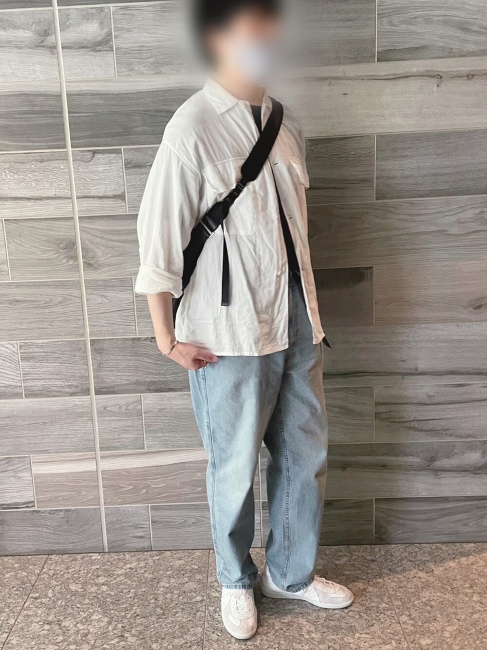 ホワイト系のシャツ/ブラウス、ブルー系のデニムパンツ、ホワイト系のスニーカーを着用したメンズの夏コーディネートの3枚目の写真