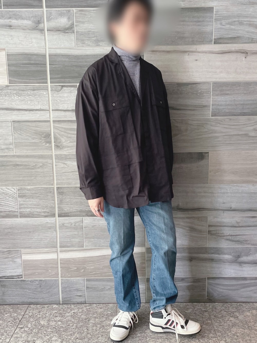 その他のTシャツ/カットソー、ブラック系のシャツ/ブラウス、ブルー系のデニムパンツを着用したメンズの秋コーディネートの2枚目の写真