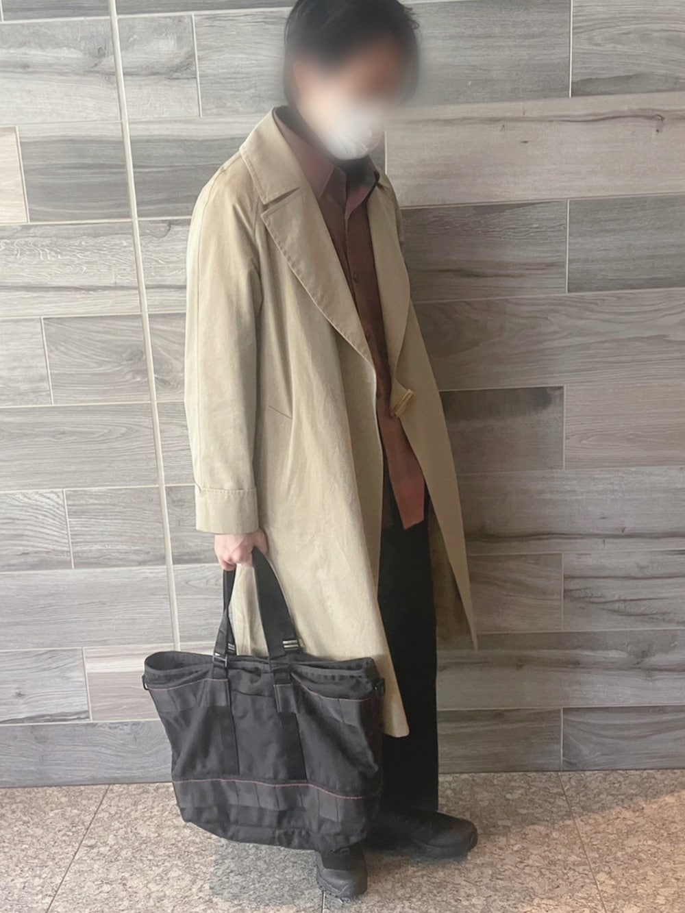 ベージュ系のトレンチコート、パープル系のシャツ/ブラウス、ブラック系のスラックスを着用したメンズの秋コーディネートの2枚目の写真