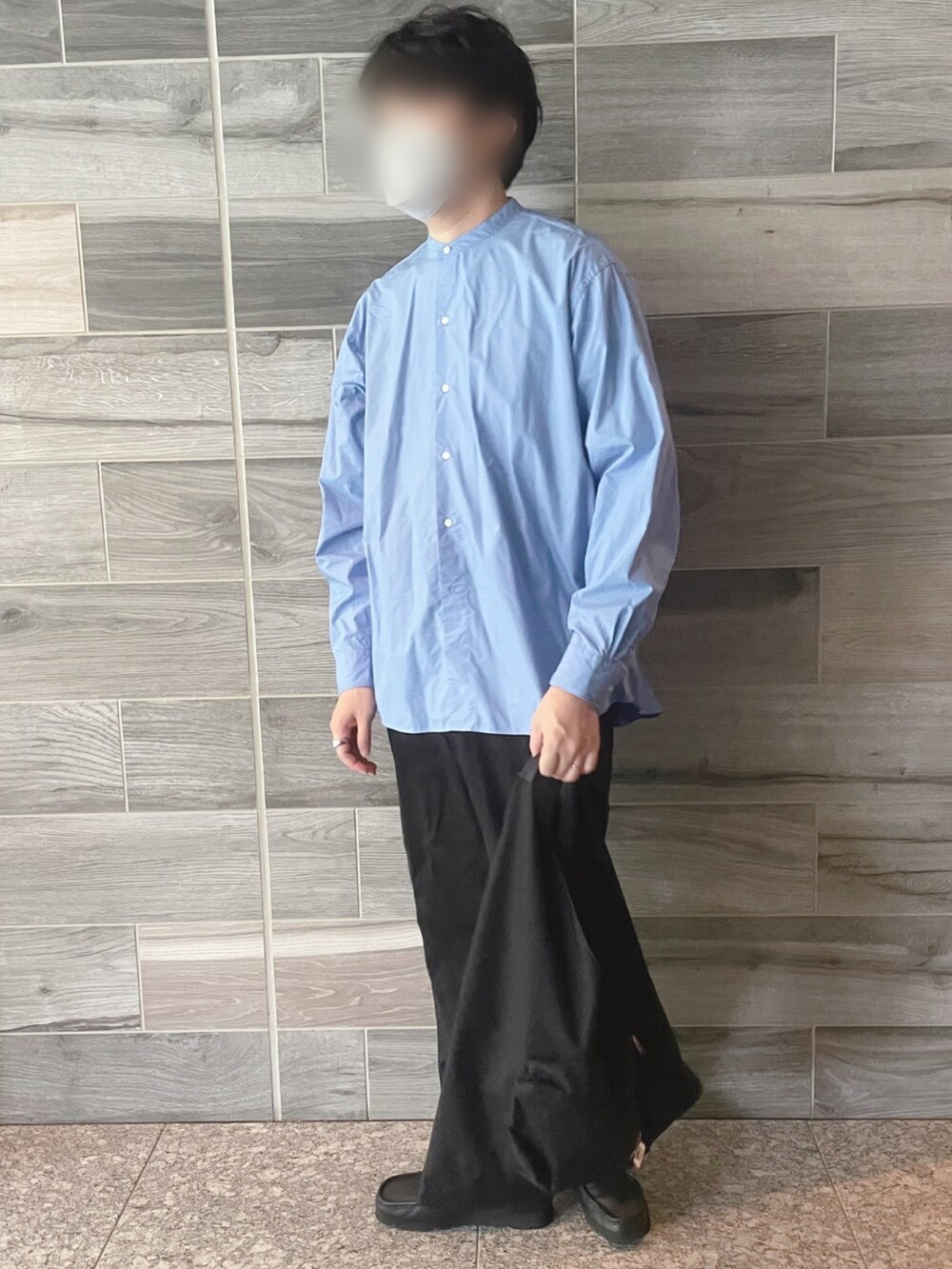 ブルー系のシャツ/ブラウス、ブラック系のスラックス、ブラック系のトートバッグを着用したメンズの秋コーディネートの2枚目の写真