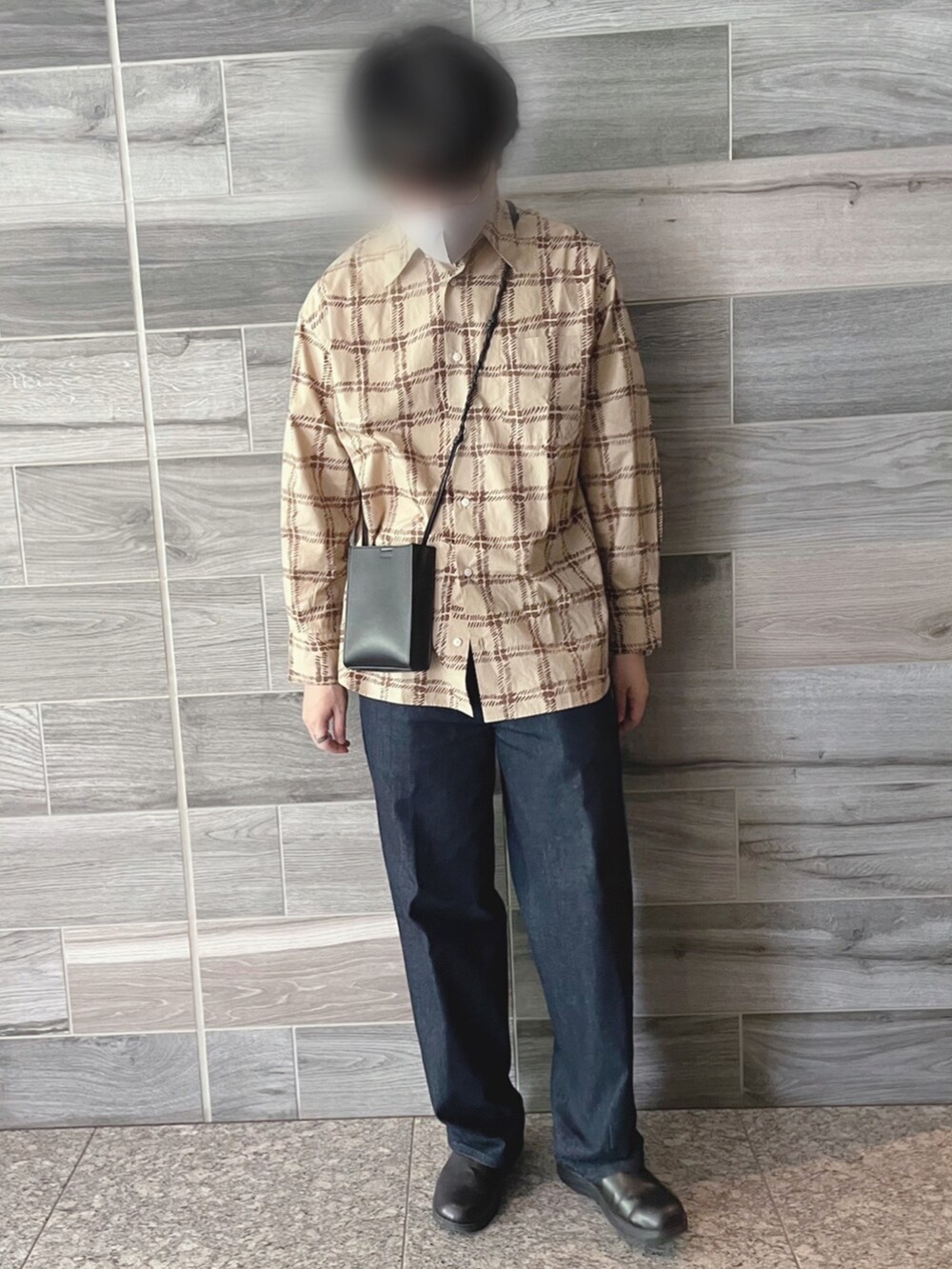 ベージュ系のシャツ/ブラウス、ブルー系のデニムパンツ、ホワイト系のサンダルを着用したメンズの夏コーディネートの4枚目の写真