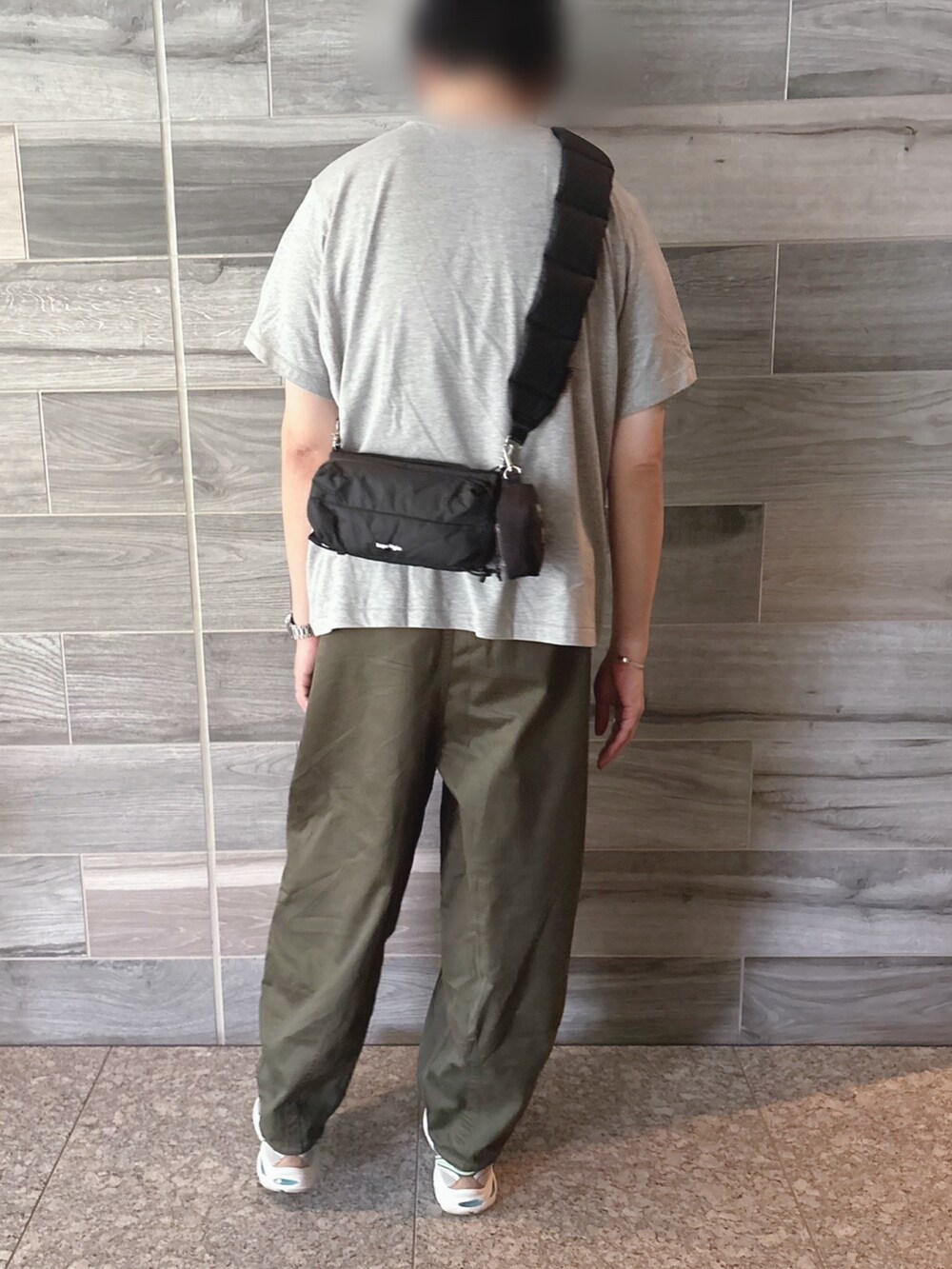 グレー系のTシャツ/カットソー、グリーン系のパンツ、グリーン系のスニーカーを着用したメンズの夏コーディネートの2枚目の写真