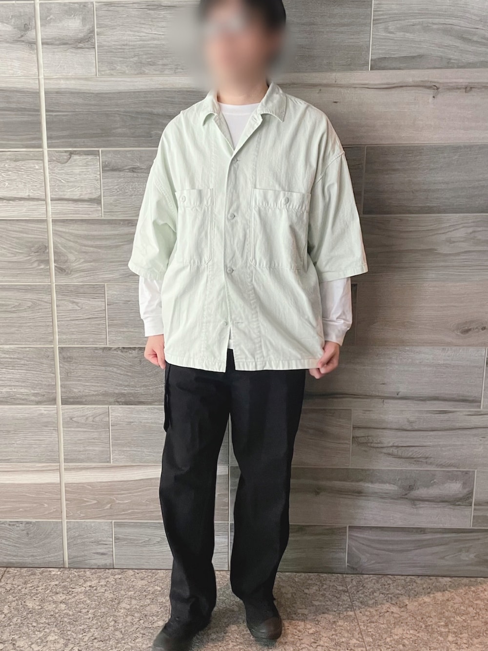 ブルー系のシャツ/ブラウス、グレー系のTシャツ/カットソー、ブラック系のデニムパンツを着用したメンズの夏コーディネートの2枚目の写真