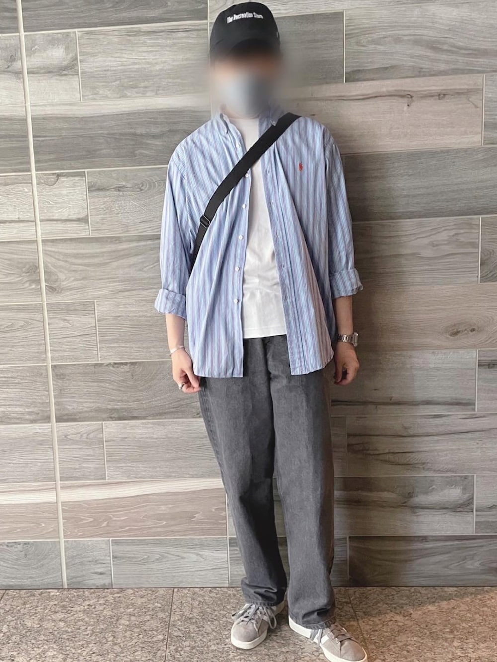 ブルー系のシャツ/ブラウス、グレー系のデニムパンツ、グレー系のスニーカーを着用したメンズの春コーディネートの2枚目の写真