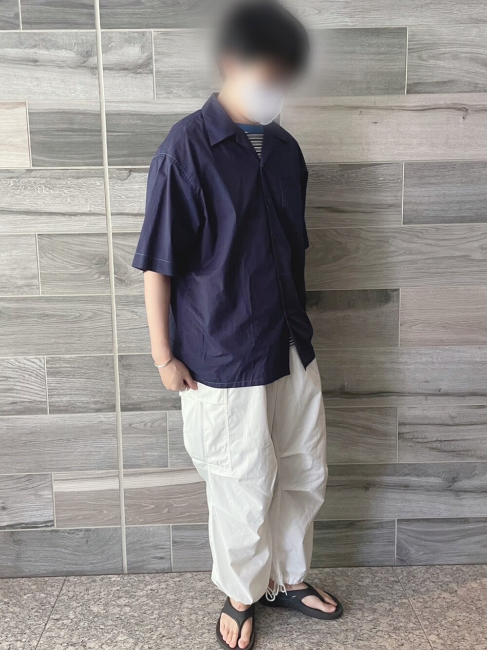 ブルー系のシャツ/ブラウス、ホワイト系のカーゴパンツ、ブラック系のサンダルを着用したメンズの夏コーディネートの2枚目の写真