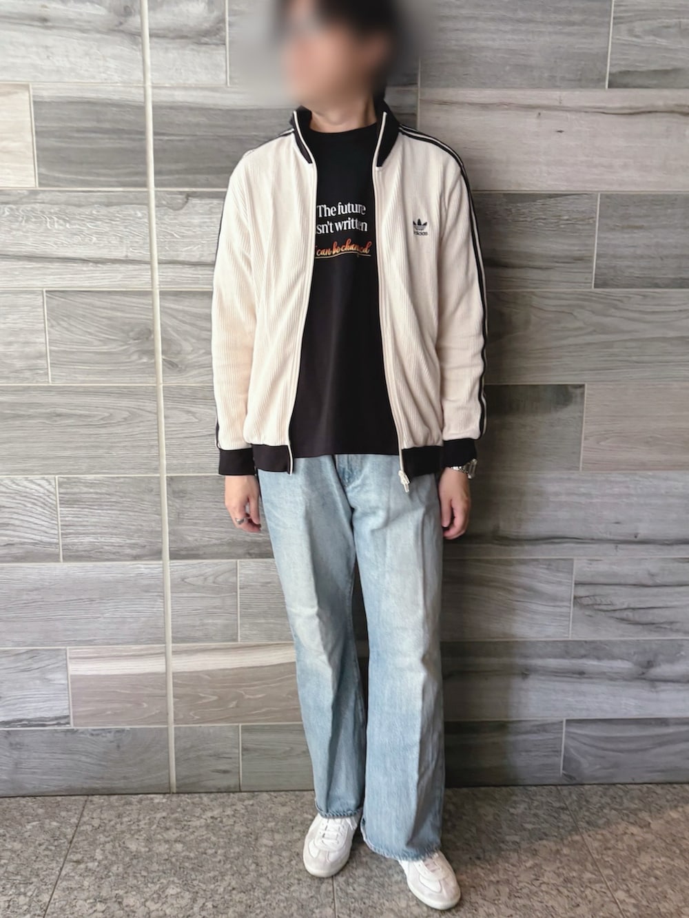 「春コーデ、シンプル、シンプルスタイル、オトナカジュアル、スニーカーコーデ、スポーツミックス、ジャージ、BTTF、映画Tシャツ、デニム、ワイドデニム、服好きな人と繋がりたい、おしゃれさんと繋がりたい、お洒落さんとつながりたい、いいね、save、フォローお願いします🤑」｜「adidasのアディカラー クラシックス ワッフル ベッケンバウアー トラックジャケット / ジャージ / アディダスオリジナルス adidas Originals（ジャージ、ホワイト系）」を使った、Piさん（メンズ・179cm）の夏コーディネートの3枚目の写真