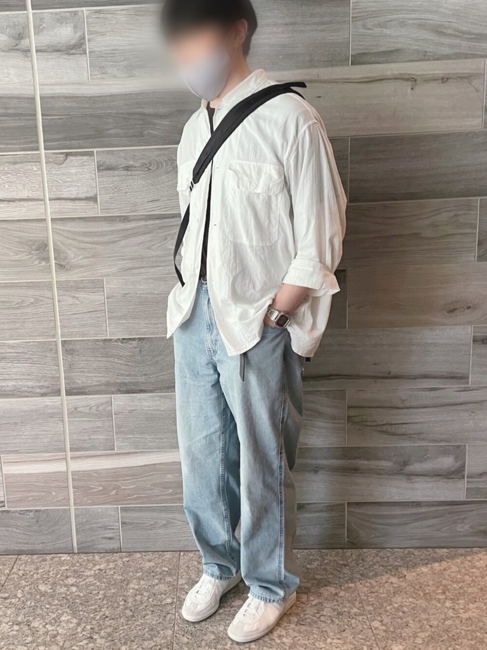 ホワイト系のシャツ/ブラウス、ブルー系のデニムパンツ、ホワイト系のスニーカーを着用したメンズの夏コーディネートの2枚目の写真