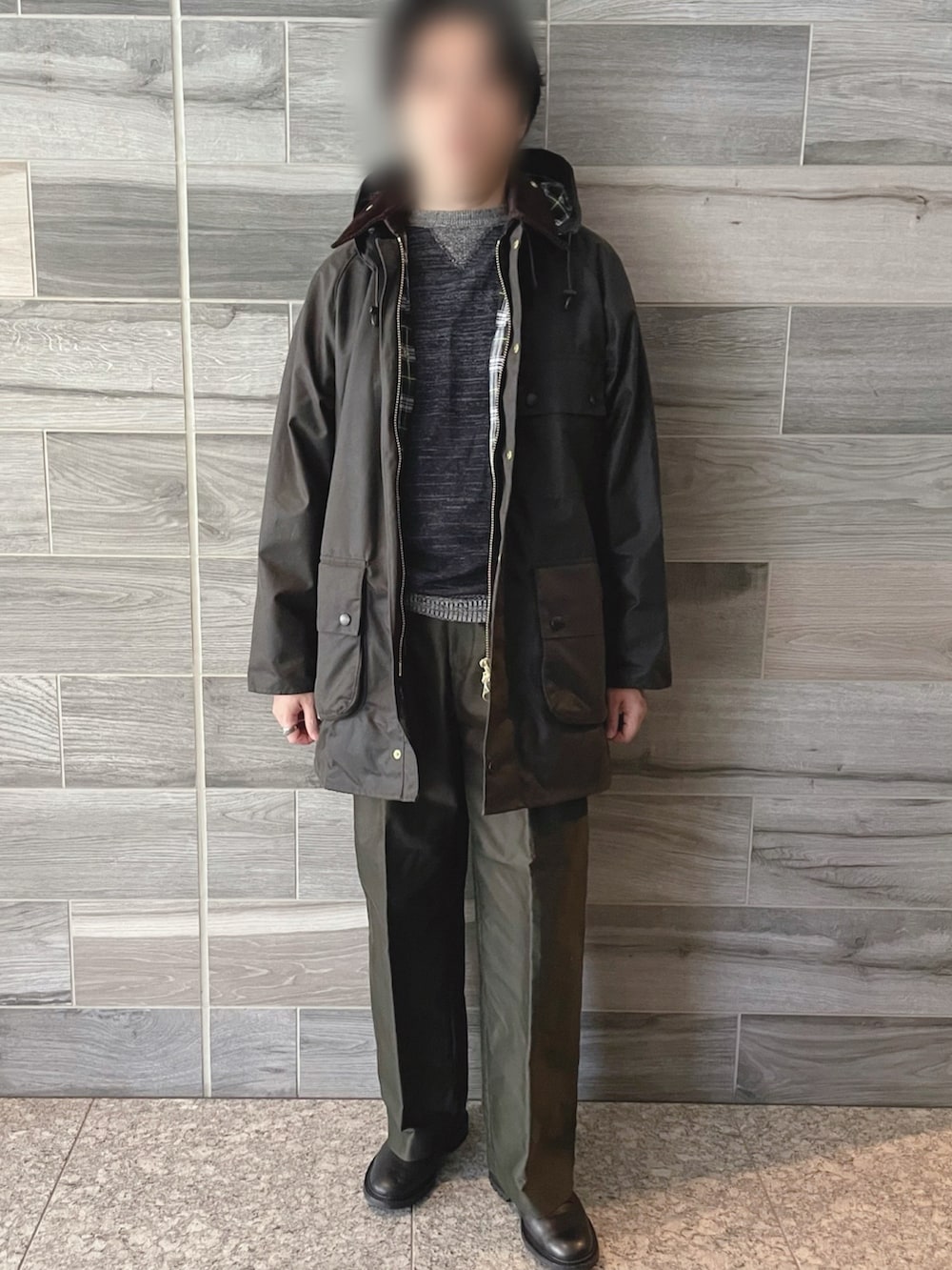 グリーン系のジャケット/アウター、ブルー系のニット/セーター、グリーン系のその他パンツを着用したメンズの秋コーディネートの4枚目の写真