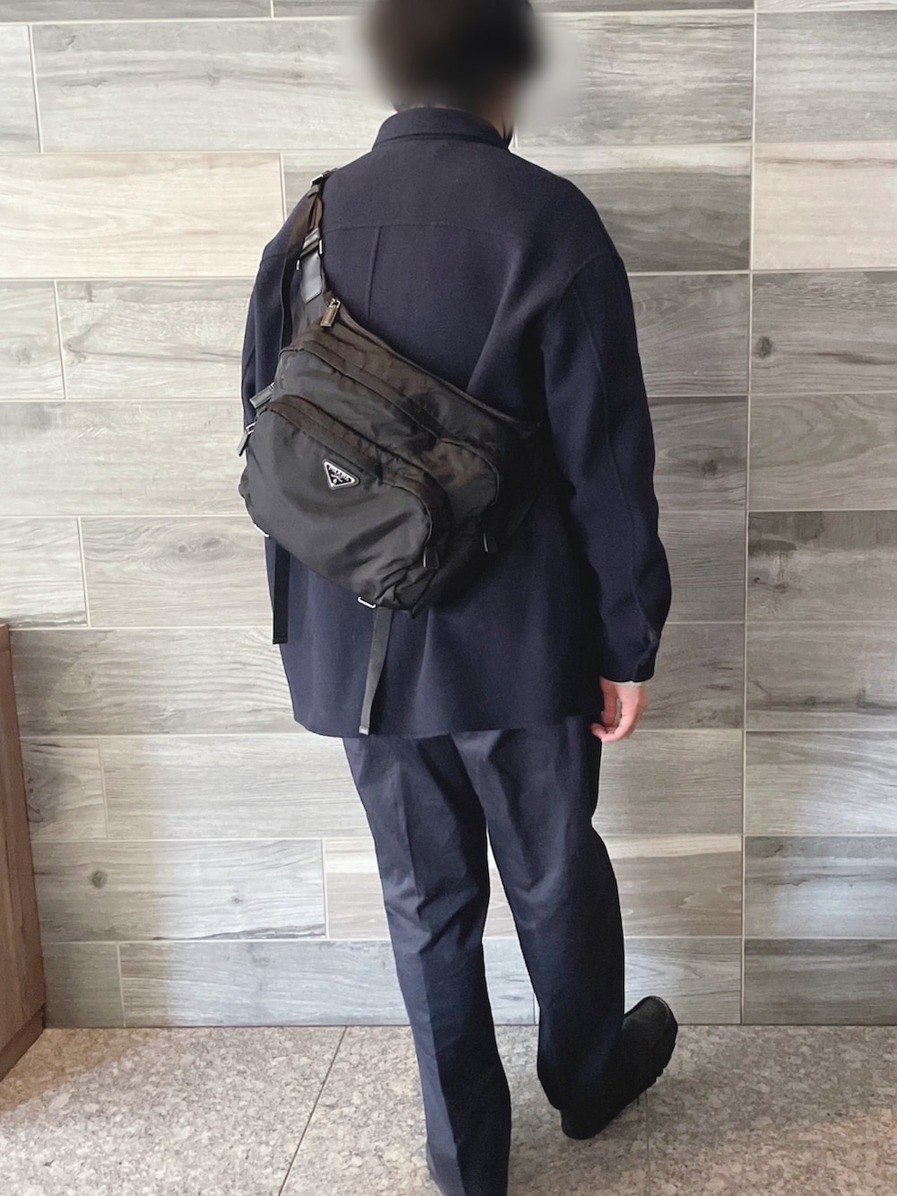 ブルー系のカバーオール、グレー系のスウェット、ブルー系のシャツ/ブラウスを着用したメンズの冬コーディネートの3枚目の写真