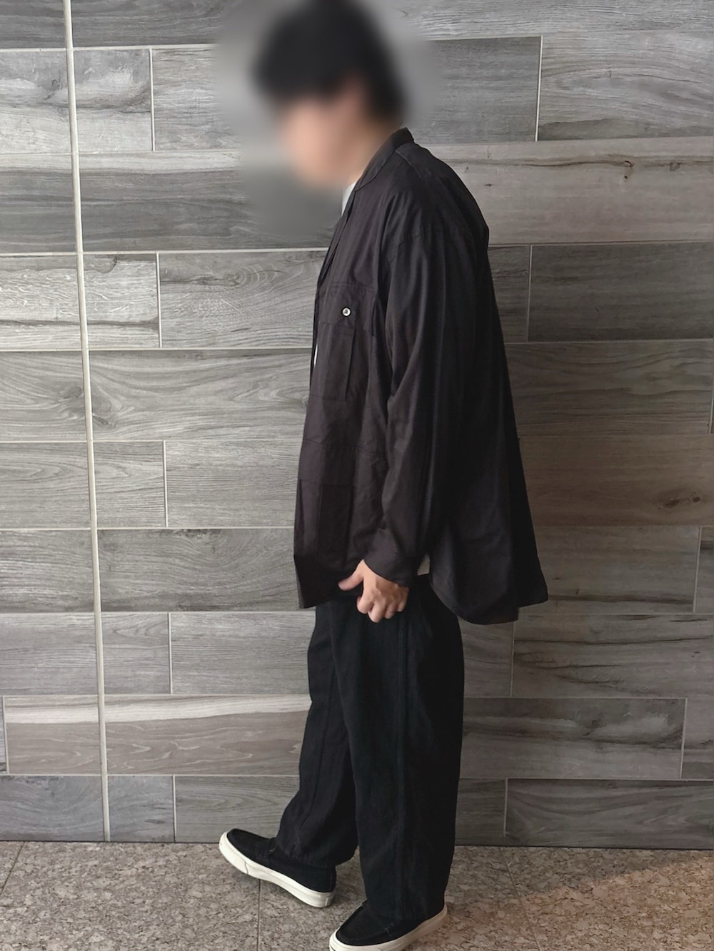 ブラック系のシャツ/ブラウス、ホワイト系のTシャツ/カットソー、ブラック系のデニムパンツを着用したメンズの秋コーディネートの2枚目の写真