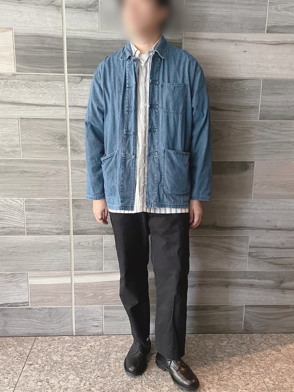 ブルー系のシャツ/ブラウス、ホワイト系のシャツ/ブラウス、ブラック系のスラックスを着用したメンズの秋コーディネートの3枚目の写真