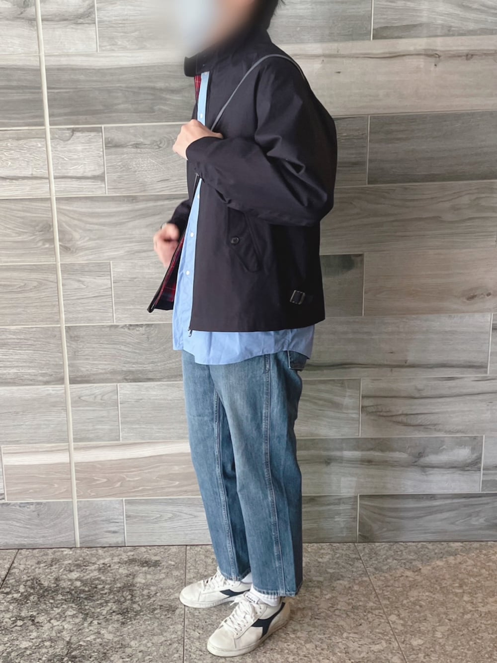 ブルー系のブルゾン、ブルー系のシャツ/ブラウス、ブルー系のトートバッグを着用したメンズの春コーディネートの3枚目の写真