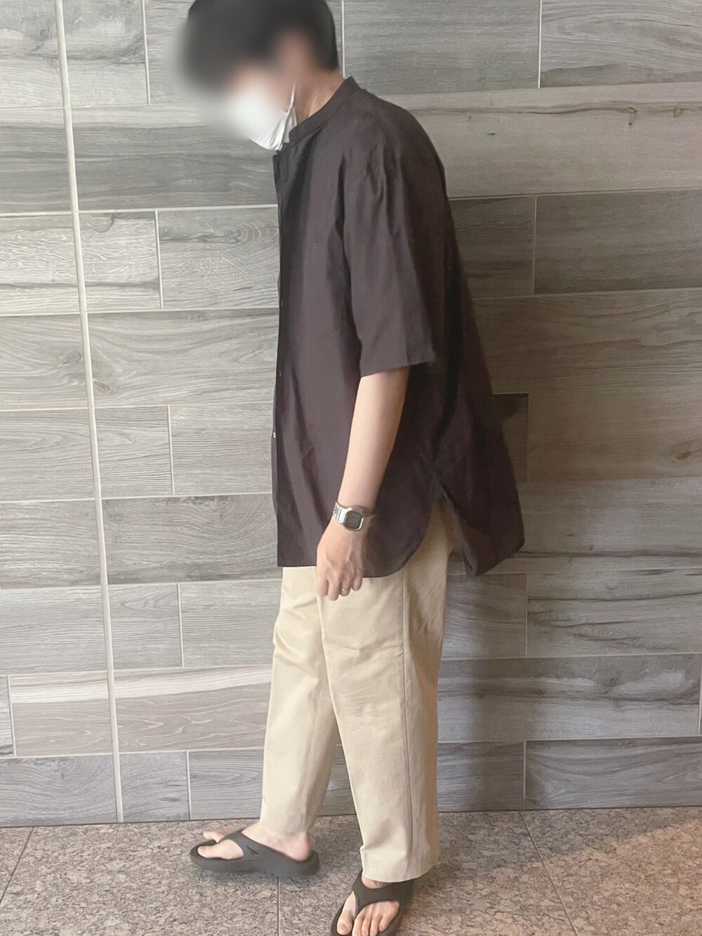 グレー系のシャツ/ブラウス、ブラウン系のTシャツ/カットソー、ベージュ系のチノパンツを着用したメンズの夏コーディネートの3枚目の写真