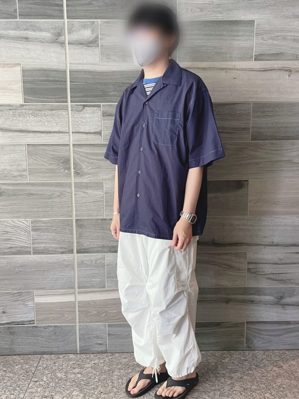 ブルー系のシャツ/ブラウス、ホワイト系のカーゴパンツ、ブラック系のサンダルを着用したメンズの夏コーディネートの3枚目の写真