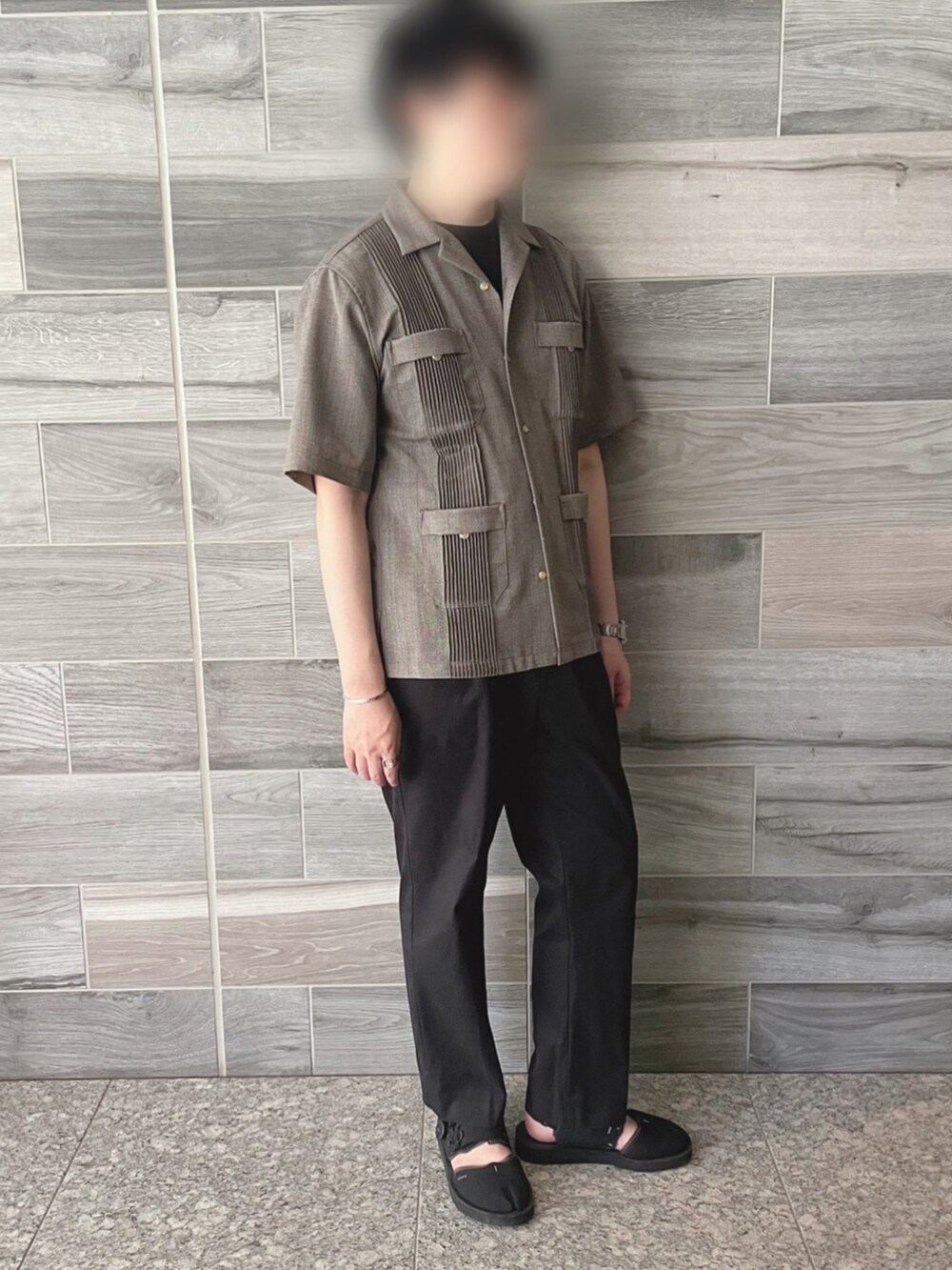 ブラウン系のシャツ/ブラウス、ブラック系のスラックス、ブラック系のサンダルを着用したメンズの夏コーディネートの3枚目の写真