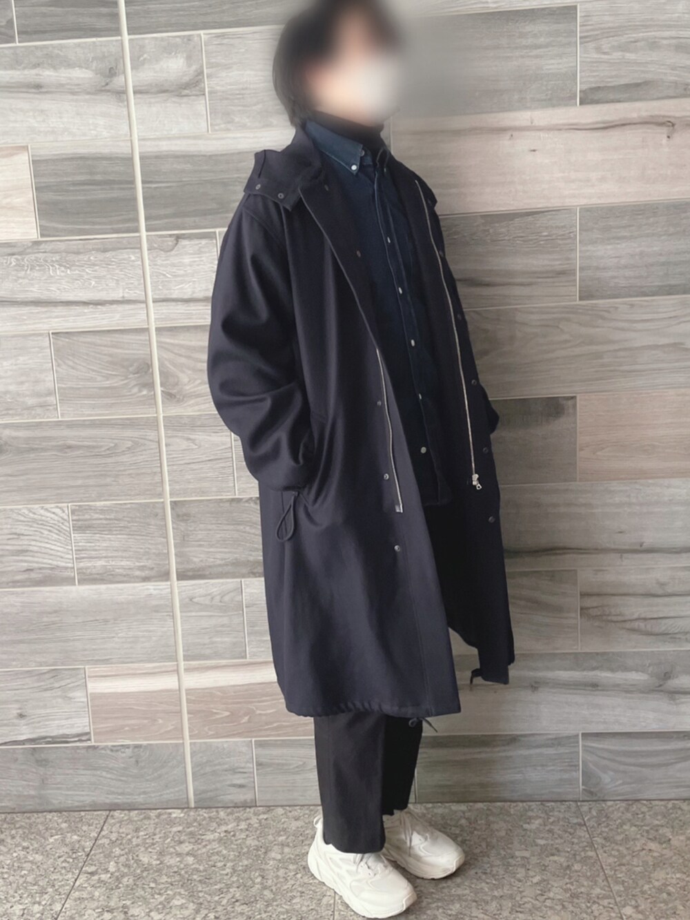 ブルー系のその他アウター、ブルー系のシャツ/ブラウス、ブラック系のスラックスを着用したメンズの冬コーディネートの2枚目の写真