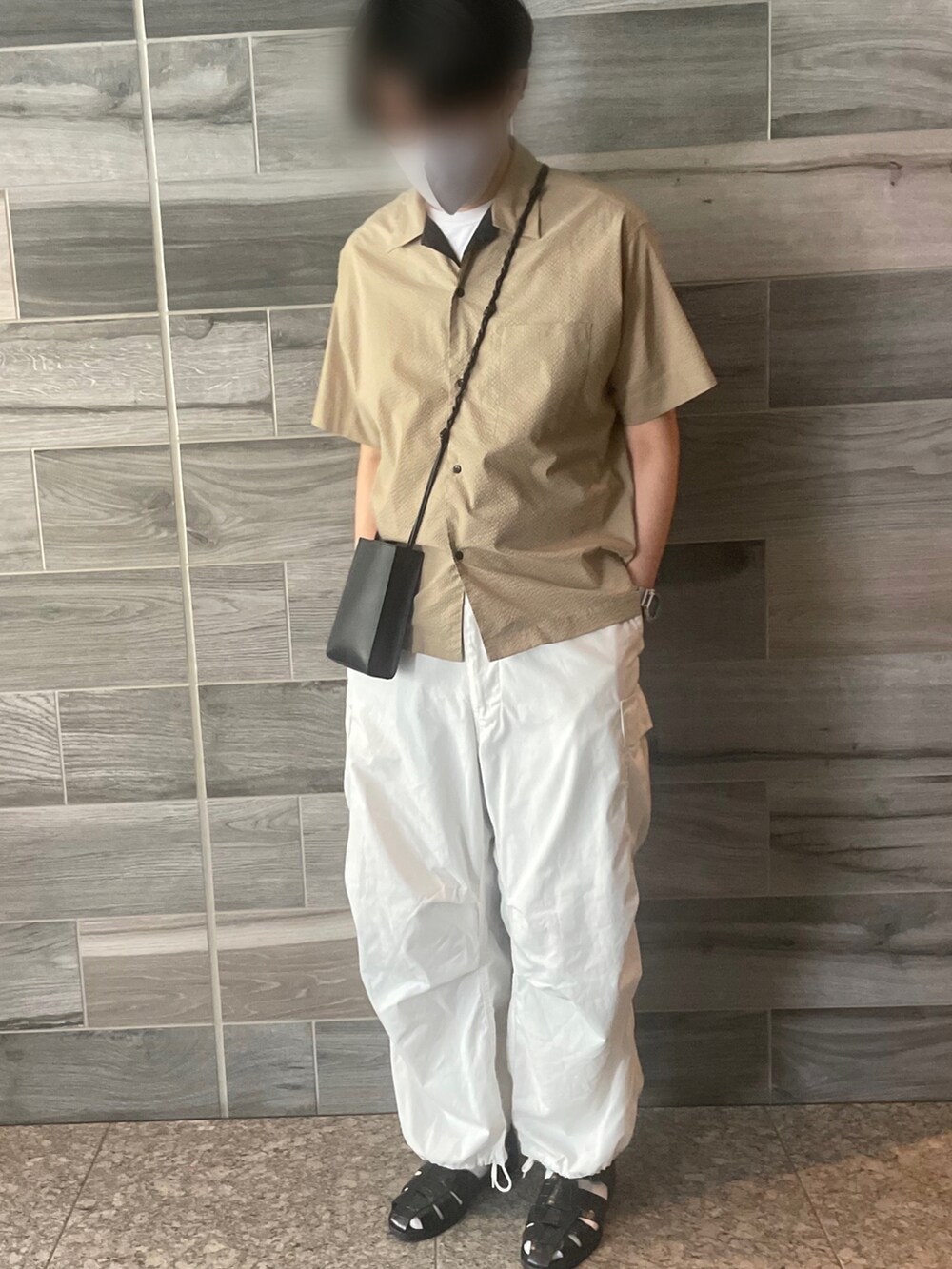 ベージュ系のシャツ/ブラウス、ホワイト系のカーゴパンツ、ブラック系のショルダーバッグを着用したメンズの夏コーディネートの2枚目の写真