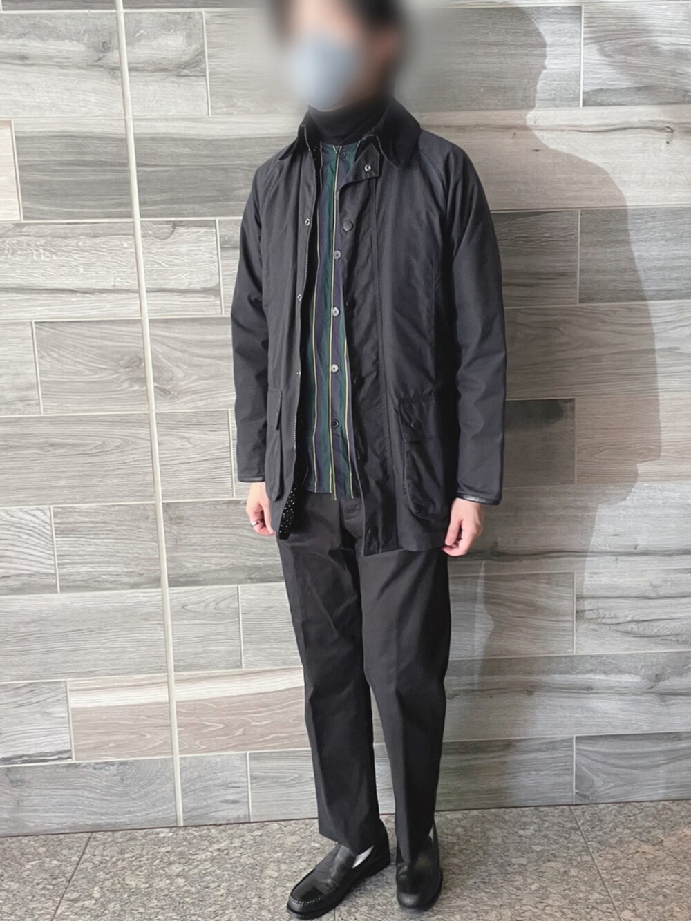 「ootd、シンプルコーデ、カジュアルコーデ、休日スタイル、メンズコーデ、大人コーデ、大人カジュアル、ブラックコーデ、ハンティングジャケット、タートルネック、スラックス、革靴、おしゃれさんと繋がりたい、お洒落さんとつながりたい、いいね、save、フォローお願いします🤑」｜「BarbourのBarbour　BEAUFORT（その他アウター、ブラック系）」を使った、Piさん（メンズ・178cm）の冬コーディネートの2枚目の写真