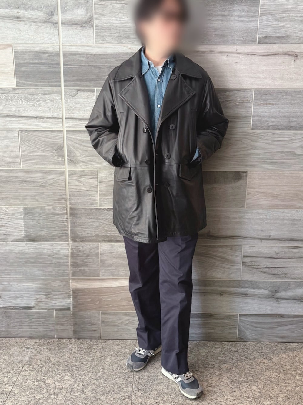 ブラック系のピーコート、ブルー系のシャツ/ブラウス、ブルー系のチノパンツを着用したメンズの春コーディネートの2枚目の写真