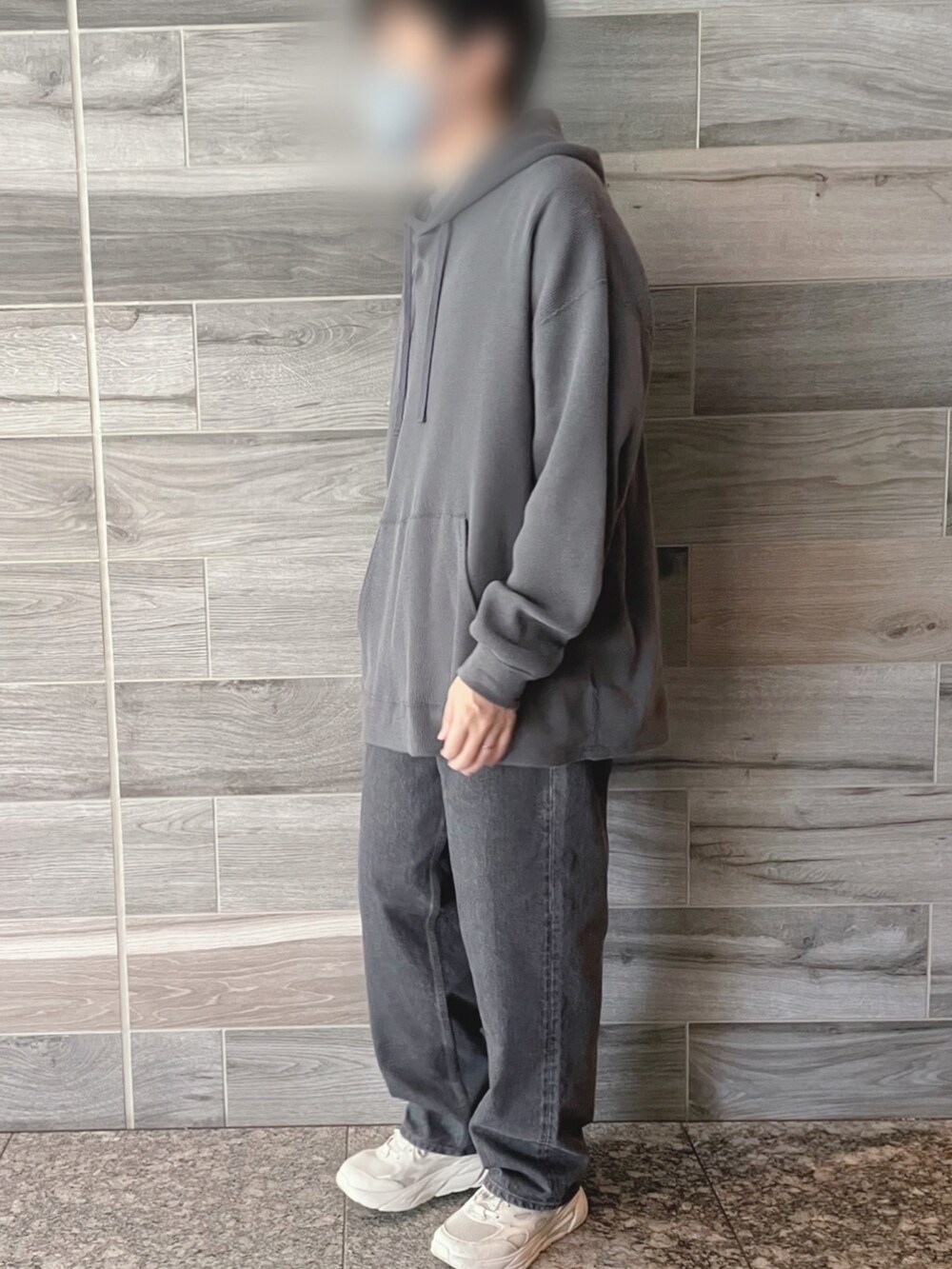 グレー系のパーカー、ブラック系のTシャツ/カットソー、グレー系のデニムパンツを着用したメンズの春コーディネートの2枚目の写真