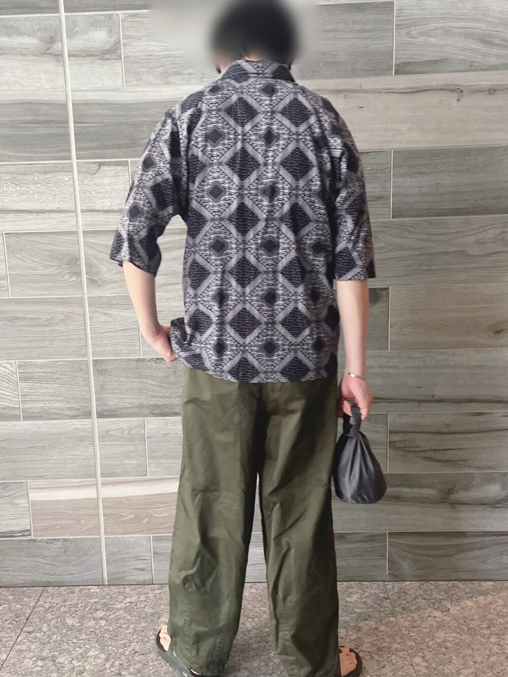 ブラック系のシャツ/ブラウス、グリーン系のパンツ、ブラック系のサンダルを着用したメンズの秋コーディネートの3枚目の写真