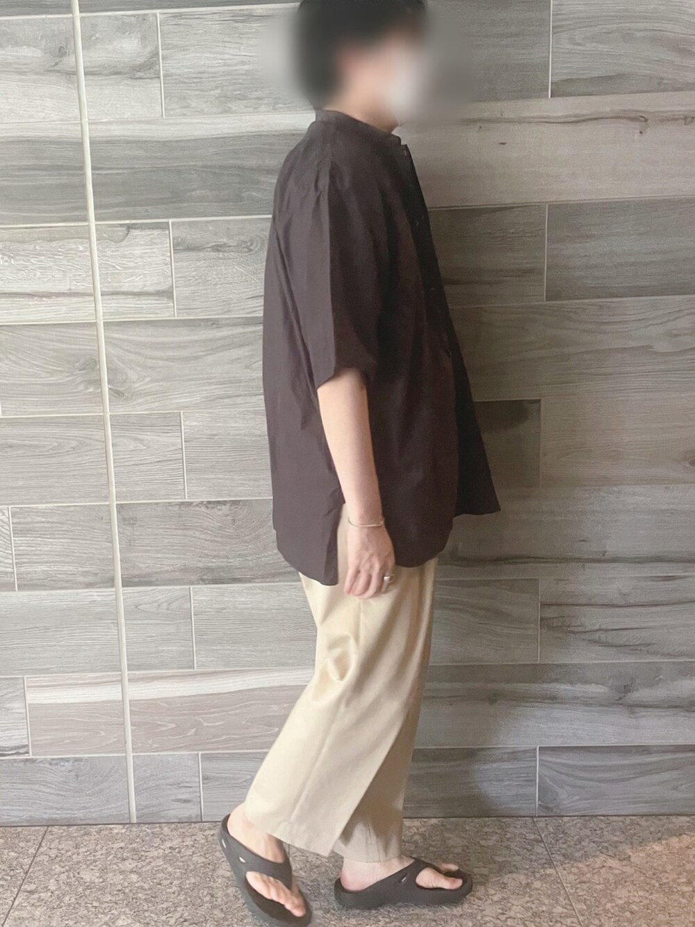 グレー系のシャツ/ブラウス、ブラウン系のTシャツ/カットソー、ベージュ系のチノパンツを着用したメンズの夏コーディネートの2枚目の写真