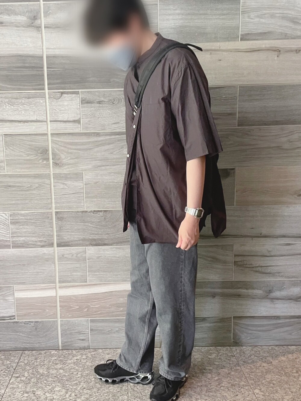 グレー系のシャツ/ブラウス、グレー系のデニムパンツ、ブラック系のスニーカーを着用したメンズの夏コーディネートの2枚目の写真