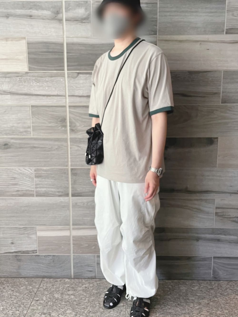 グレー系のTシャツ/カットソー、ホワイト系のカーゴパンツ、ブラック系のサンダルを着用したメンズの夏コーディネートの2枚目の写真