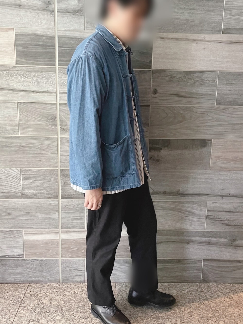 ブルー系のシャツ/ブラウス、ホワイト系のシャツ/ブラウス、ブラック系のスラックスを着用したメンズの秋コーディネートの2枚目の写真