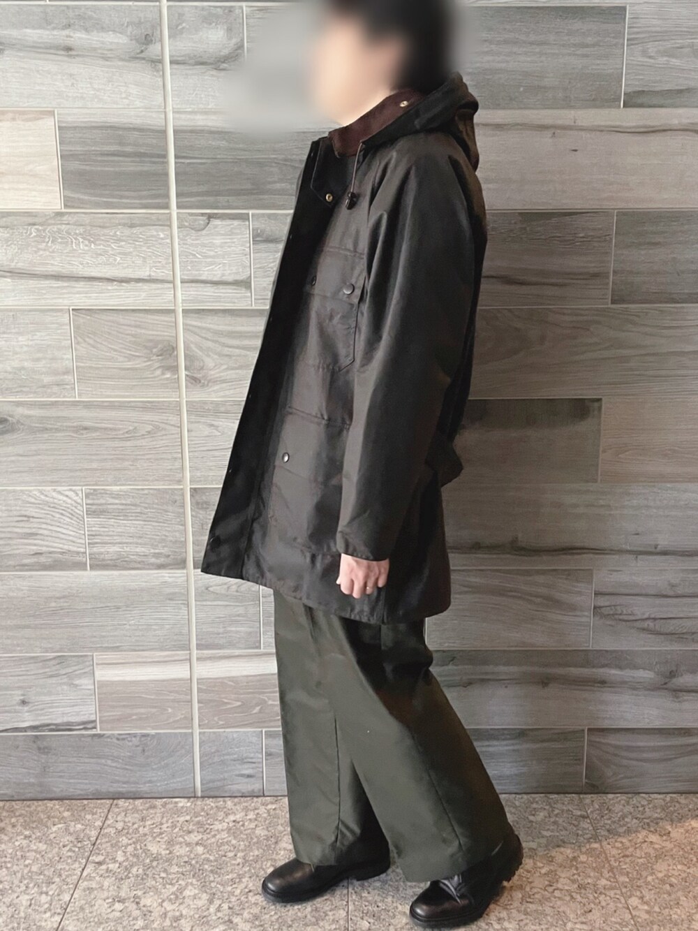 グリーン系のジャケット/アウター、ブルー系のニット/セーター、グリーン系のその他パンツを着用したメンズの秋コーディネートの2枚目の写真