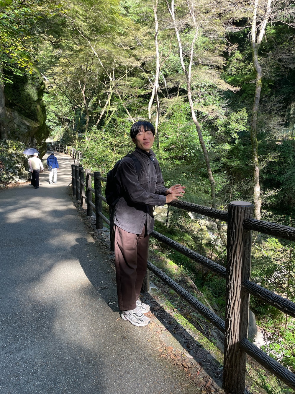 ブラウン系のチノパンツ、グレー系のシャツ/ブラウスを着用したメンズの秋コーディネートの2枚目の写真