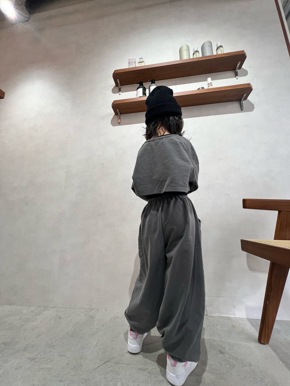 ホワイト系のスニーカー、ブラック系のニットキャップ/ビーニーを着用したキッズの冬コーディネートの2枚目の写真